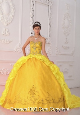 Sweetheart Yellow Court Train Quinceanera Dress with Beading and Embroidery