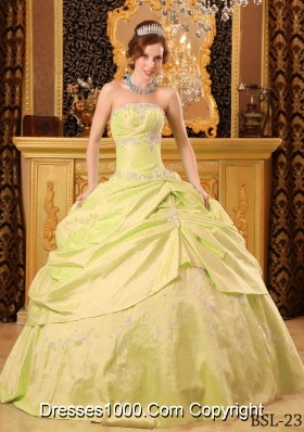 Yellow Green Quinces Dresses with Appliques and Beading Strapless Taffeta