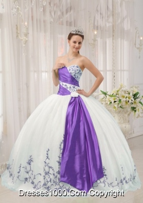 White Puffy Sweetheart Quincenera Dresses with Purple Embroidery