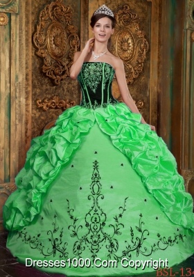 2014 Pretty Ball Gown Strapless Taffeta Sweet 16 Dresses with Embroidery