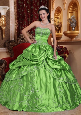 2014 Spring Green Strapless Embroidery with Beading Quinceanera Dress