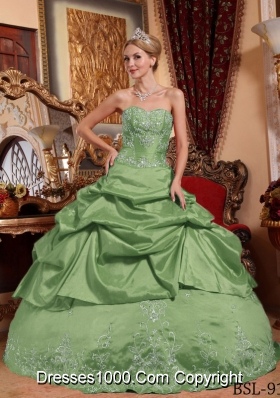 Puffy Sweetheart Taffeta Quinceanera Gowns with Beading and Embroidery