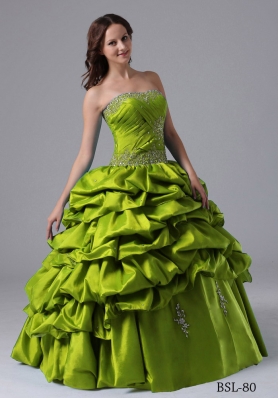 Princess Sweetheart Sweep Train Organza Quinceanera Gowns with Beading