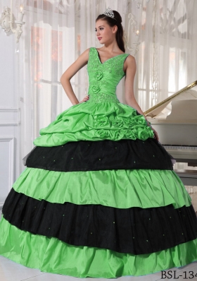 2014 Pretty Puffy V-neck Hand Made Flowers Beading Quinceanera Dress with Layers