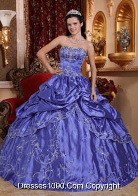 2014 Beautiful Purple Puffy Strapless Embroidery Quinceanera Dress with Beading