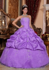 Lilac Ball Gown Strapless Organza Quinceanera Gown Dresses with Appliques and Embrodery
