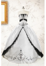 2015 Customize Embroidery White and Black Quinceanera Dresses