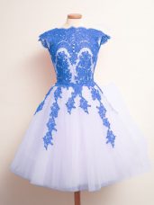Designer Scalloped Sleeveless Vestidos de Damas Knee Length Appliques Blue And White Tulle