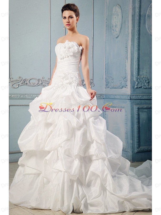 Modest Hand Made Flowers and Pick-ups Wedding Gowns With Appliques In Wedding Party