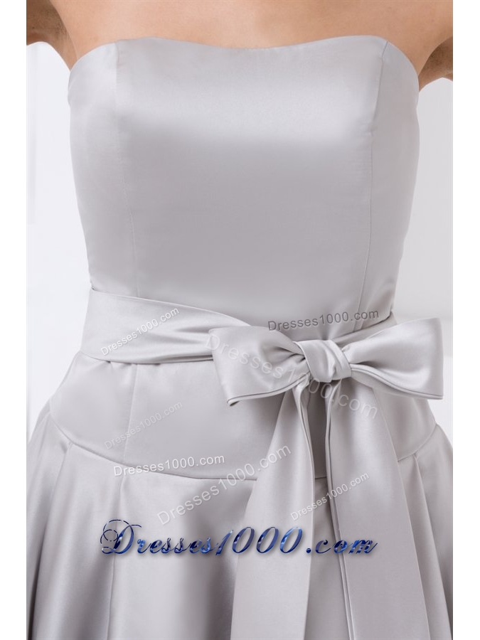 2013 Modest Grey Strapless Knee-length Prom Gowns with Bowknot