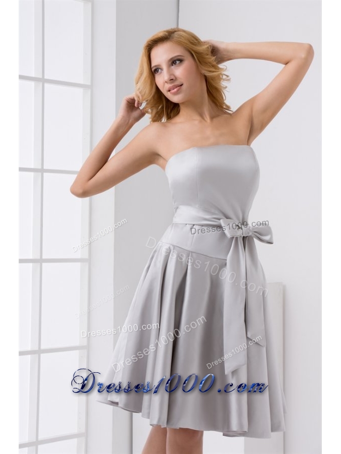 2013 Modest Grey Strapless Knee-length Prom Gowns with Bowknot