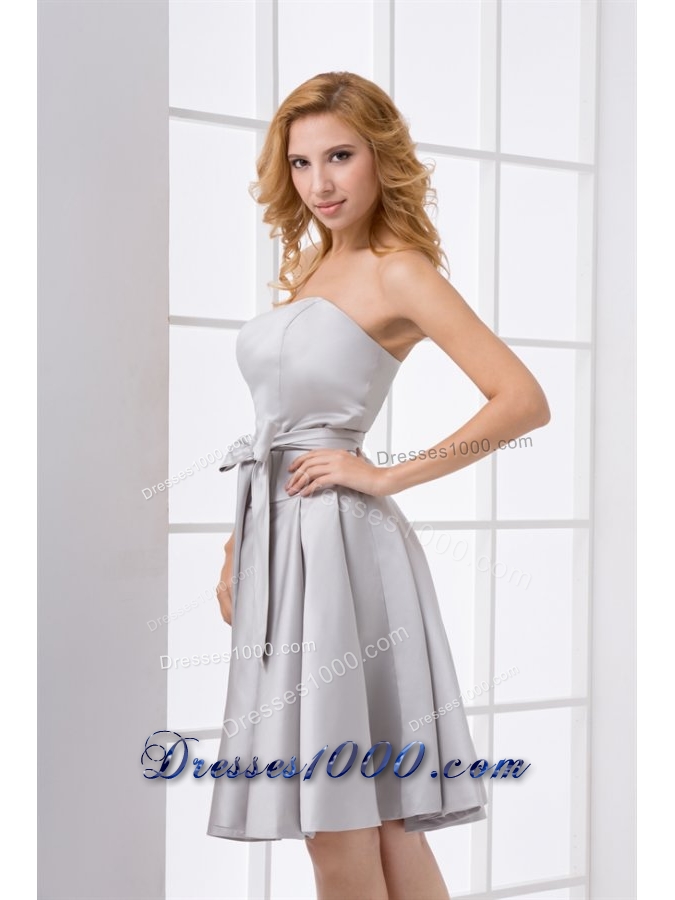 2013 Modest Grey Strapless Knee-length Prom Gowns with Bowknot