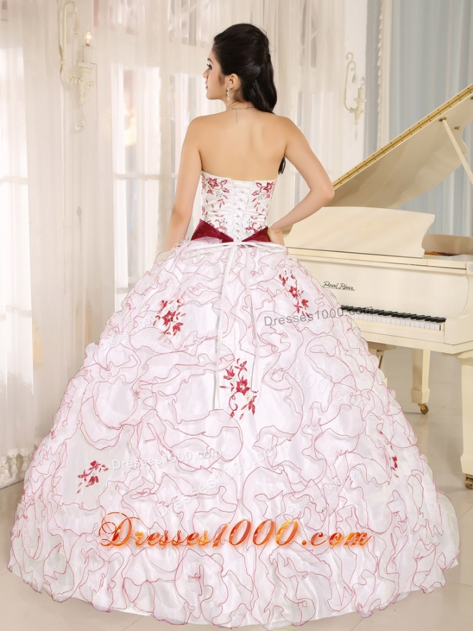 White Organza Strapless Dresses For Quinceaneras with Red Embroidery Decorate
