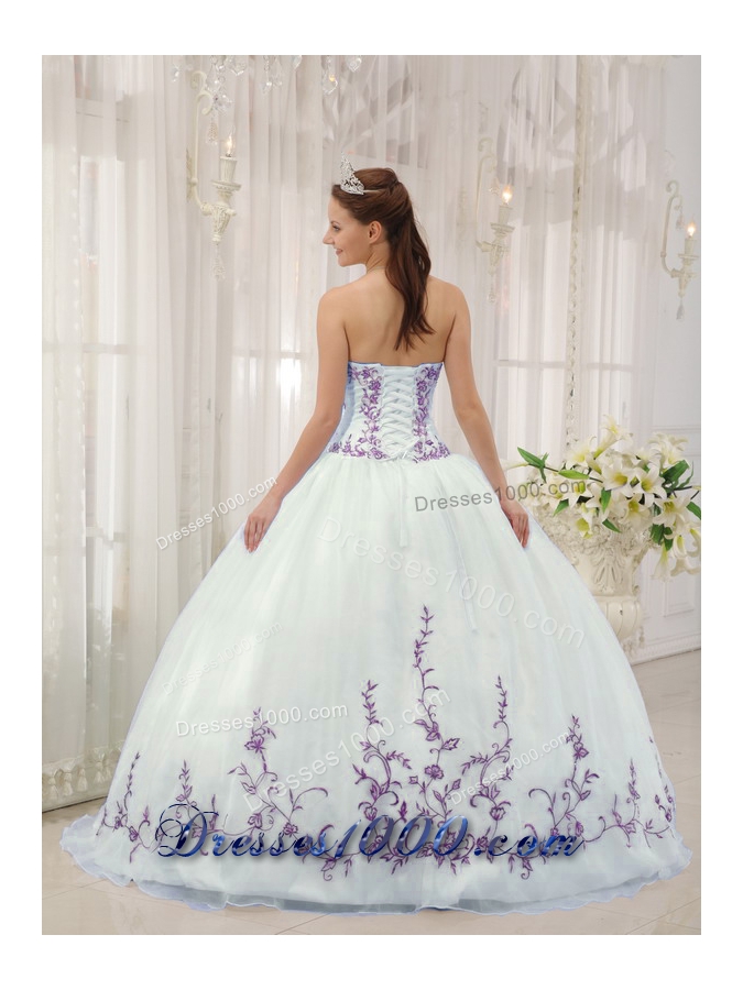White Puffy Sweetheart Sweet 16 Dresses with Embroidery