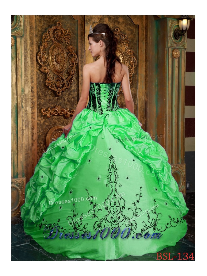 2014 Pretty Ball Gown Strapless Taffeta Sweet 16 Dresses with Embroidery