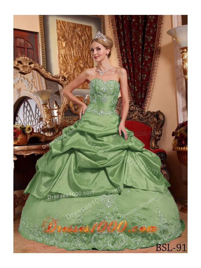 Puffy Sweetheart Taffeta Quinceanera Gowns with Beading and Embroidery