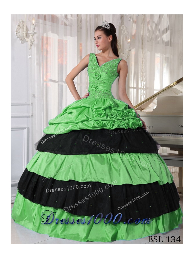 2014 Pretty Puffy V-neck Hand Made Flowers Beading Quinceanera Dress with Layers
