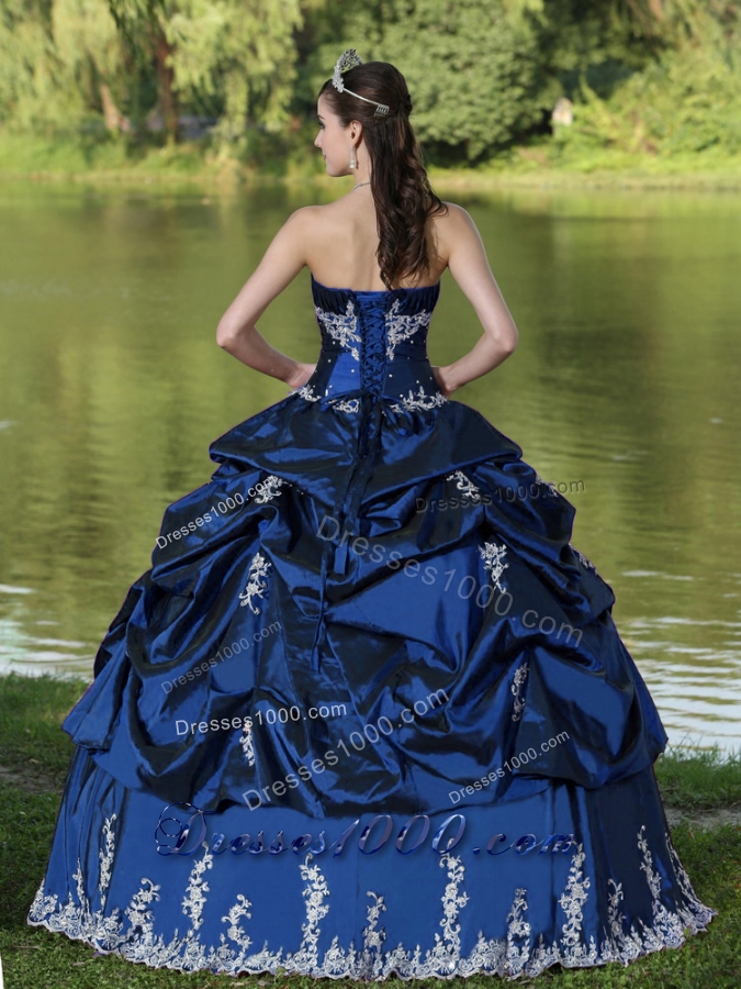 2014Custom Made Quinceanera Dresses for Party Wear With Embroidery Decorate