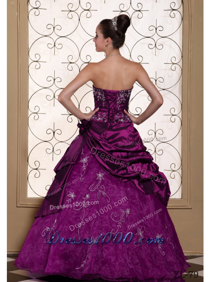 2014 Modest Embroidery Decorate Beauty Quinceanera Dress with Strapless