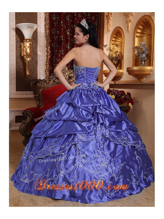 2014 Beautiful Purple Puffy Strapless Embroidery Quinceanera Dress with Beading