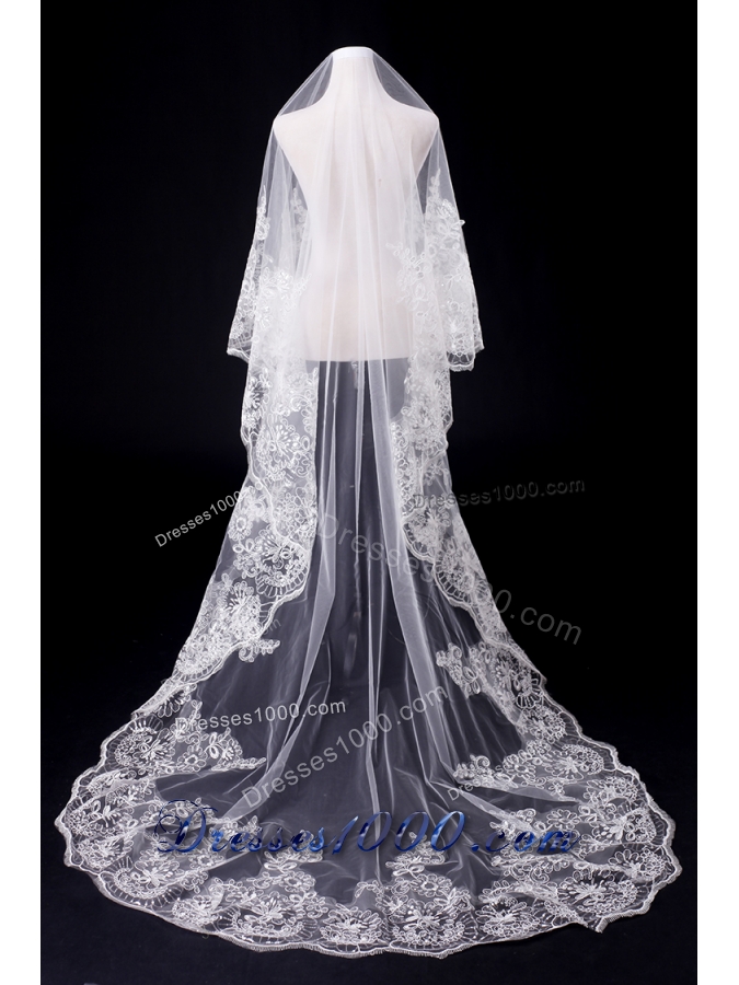 Classic One-Tier Lace Appliques Edge Wedding Veil
