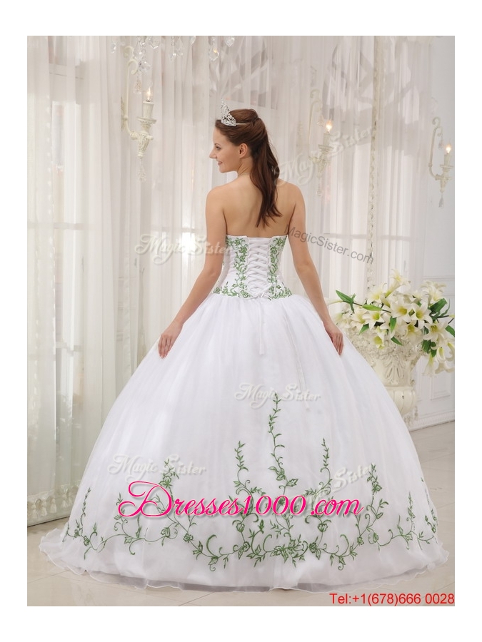 Latest Ball Gown Sweetheart Quinceanera Dresses with Embroidery
