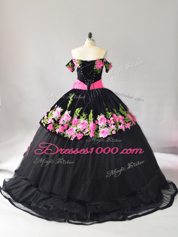Black Sleeveless Embroidery Lace Up Quince Ball Gowns