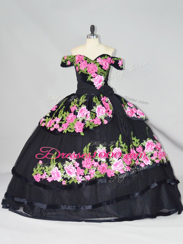 Black Sleeveless Embroidery Lace Up Quince Ball Gowns