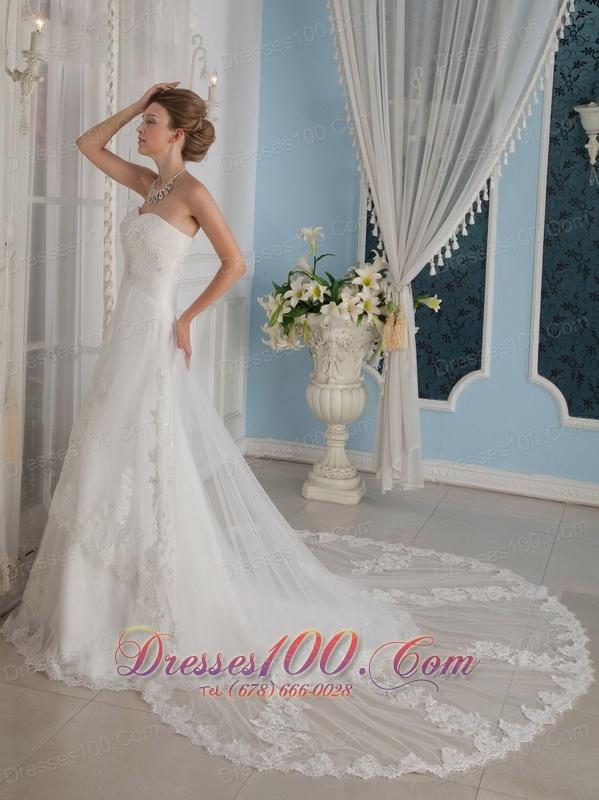 Popular Appliques Wedding Dress Strapless Chapel Belle
