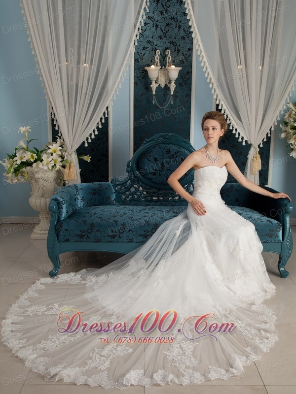 Popular Appliques Wedding Dress Strapless Chapel Belle