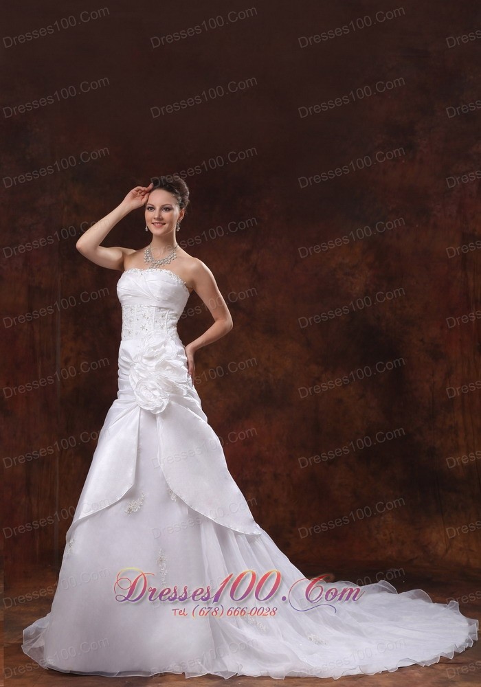 Hand Made Flower and Appliques Wedding Dress With Chapel Train