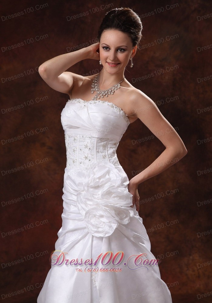 Hand Made Flower and Appliques Wedding Dress With Chapel Train