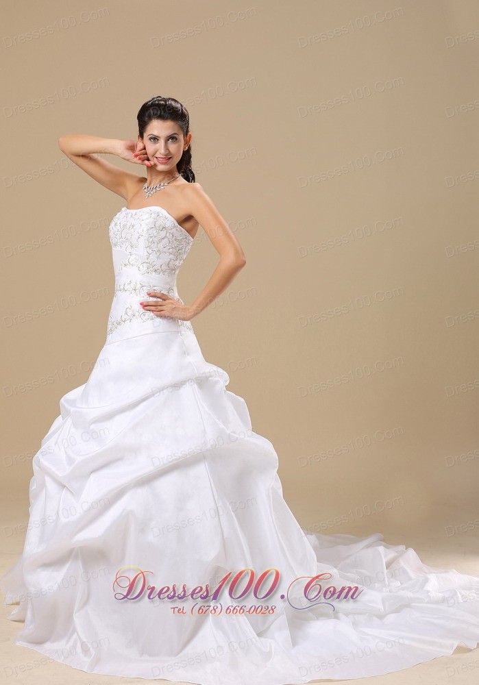 Embroidery Chapel Train Bridal Gowns Pick-ups Taffeta