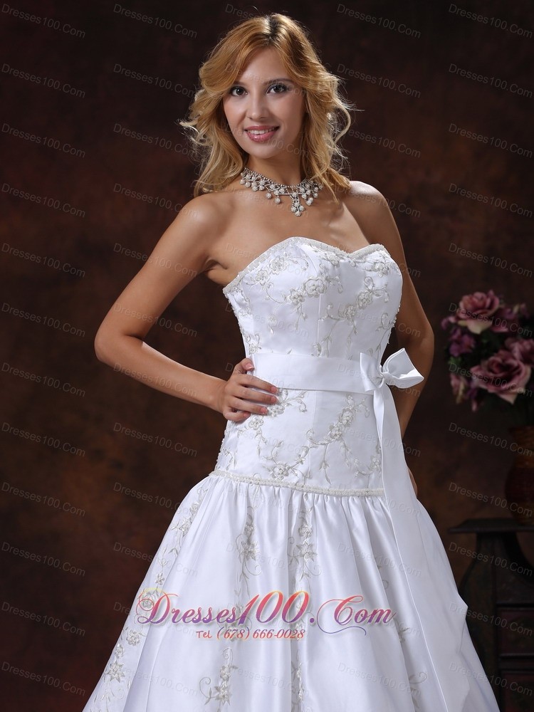 2013 Spring Bowknot Embroidery Wedding Dress Chapel Train