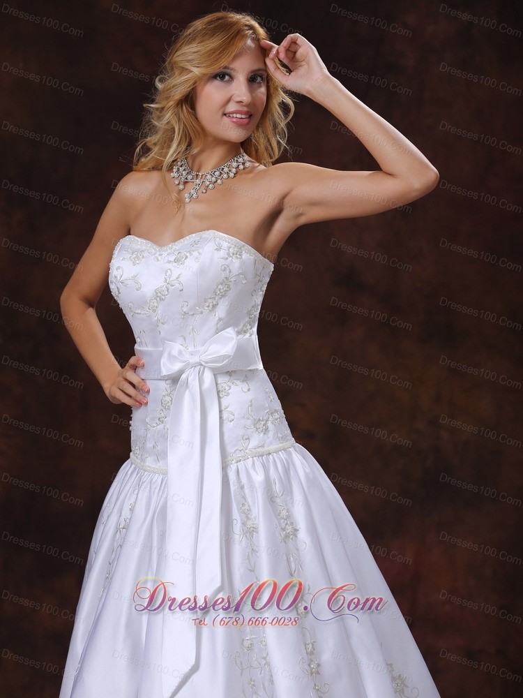 2013 Spring Bowknot Embroidery Wedding Dress Chapel Train