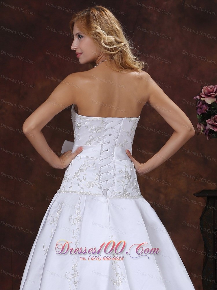 2013 Spring Bowknot Embroidery Wedding Dress Chapel Train