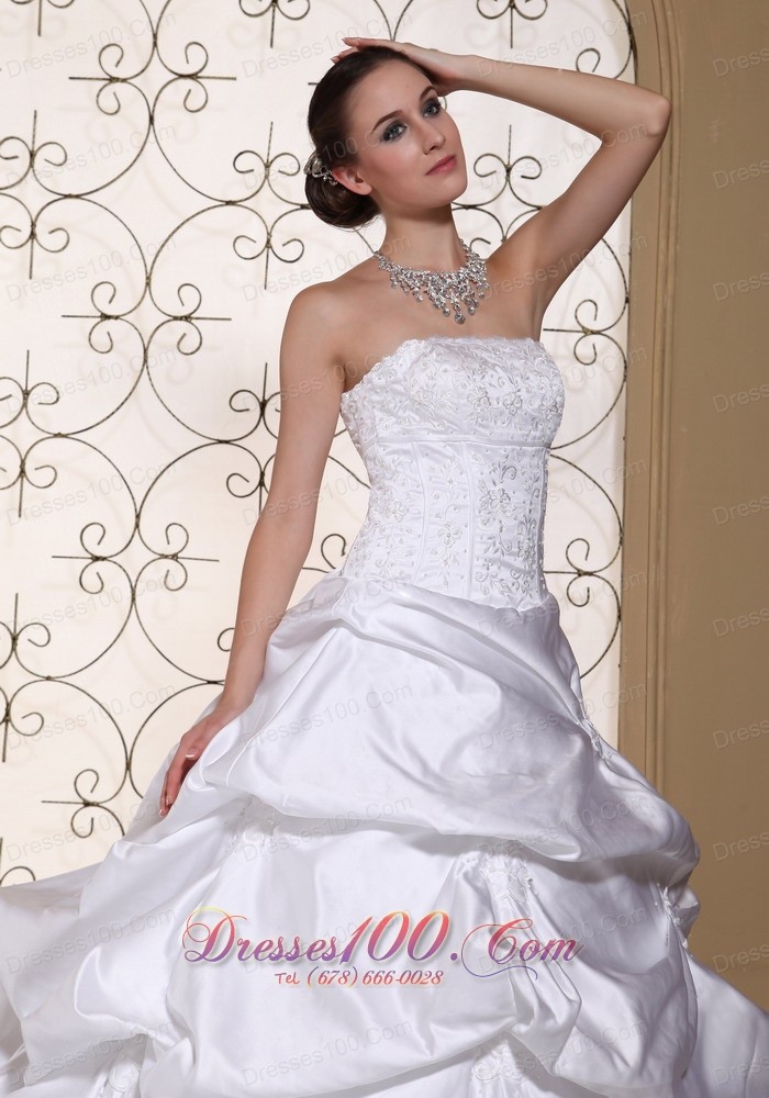 Embroidery White Pick-ups Wedding Gown Princess