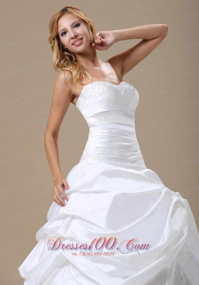 Appliques Pleated Ball Gown Wedding Dress Sweetheart